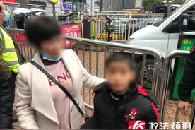 9岁男孩随妈妈坐火车，出站时跟错“妈妈”背影走丢图片