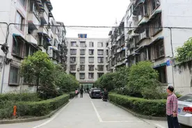 居民换雨篷社区发补贴 小区焕发新活力图片