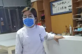 美女护士腿受伤缝6针坚持上班，病人问她怎么回事，回答“碰到石头了”图片