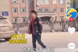 老父亲哭成泪人！4岁女儿进了校门，爸爸在校门外转悠抹泪：是不是用不着我了图片