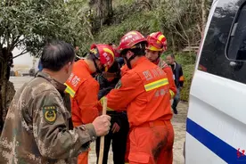 女游客青城后山迷路不慎坠崖，手机电量耗尽一度失联……图片