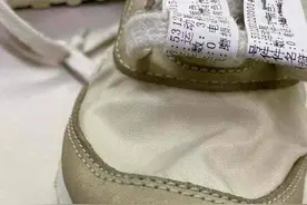 找记者｜鞋子被洗坏，顾客要求赔偿现金！清洗店：需出示鞋子发票图片