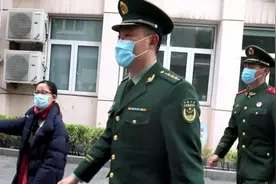 “兵哥”进校园讲党史，成了师生追捧的“网红”视频封面