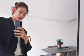 刘雯晒对镜自拍照 气质绝佳又美又酷图片