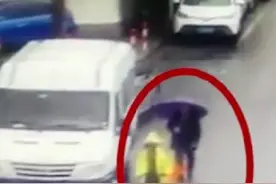 6岁哥哥蹬三轮童车载4岁弟弟放学，警方“吓”得赶紧找到了家长……图片