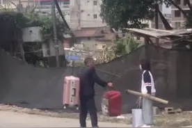 爷爷用扁担挑行李送孙女上学：虽然吃力但坚持不让孙女提东西图片