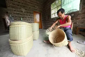 看，这双从事竹编40年的巧手图片