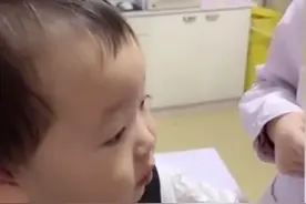 萌娃打针前狂夸护士，结局亮了图片
