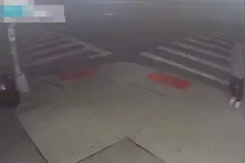美国纽约一名四岁女孩半夜被母亲遗弃在街头独自徘徊图片