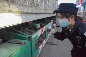 木棉花开耀国门——记坚守在中越边境最大陆路口岸的河口边检女子执勤队图片