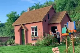 我慕了！70岁大爷怕爱人摘菜被泥巴弄脏鞋袜 精心改造菜园图片