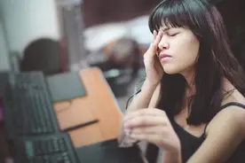 温州一女子拿猪毛通眼睛，结果出事了……图片