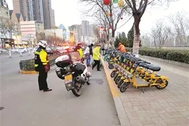交警一大队清理整治共享电动车乱象图片