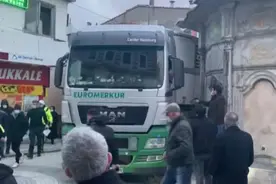 导航带错路 土耳其一大型卡车被卡在狭窄小巷中进退两难图片