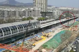 南京地铁一号线迈皋桥站一列车掉道，现场停放黄色维修车视频封面