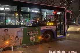 杨浦区控江路一公交车撞倒行人图片