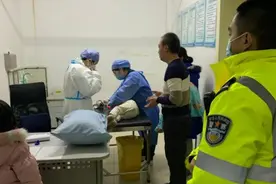 “孩子，咬我！咬叔叔！”｜交警正能量图片