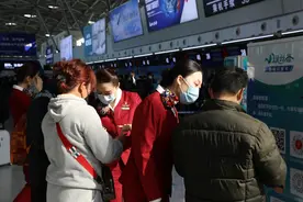 延伸服务空间，山航空乘走进候机楼服务旅客图片