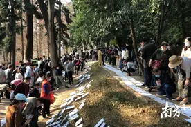 探访广州天河公园相亲角：明码标价，却难寻爱情图片