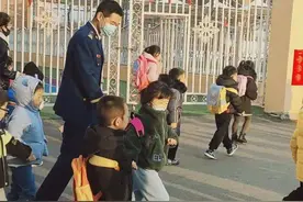消防员第一次接女儿放学被“拒”网友：心酸到泪目图片