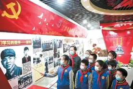 一群孩子正在续写《雷锋日记》图片
