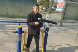 76岁大爷公园里挑棍健身：练一心二用，手眼协调视频封面