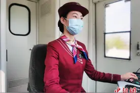 武汉地铁司机女教官：10年安全行车14万公里图片