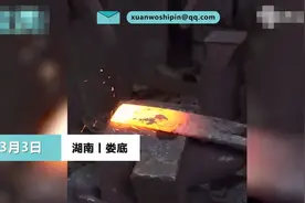 湖南90后女孩口咬辫子打铁获赞百万！网友：家里还缺姑爷不？图片