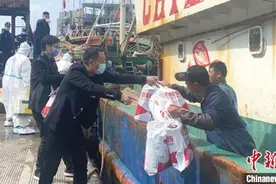 浙江玉环船员11级大风中救回5名落海深圳船员图片