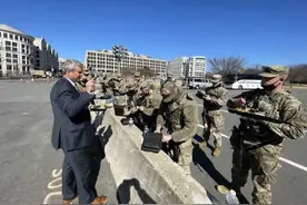 美媒曝国民警卫队士兵守卫首都时吃到生肉，十多人呕吐病倒图片
