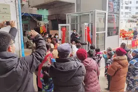 老旧小区加装电梯大大惠及居民，记者实地探访使用情况图片