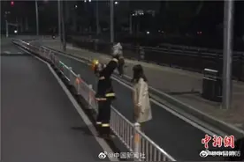 湖北消防员归队偶遇妻儿 短暂相聚再次出警图片