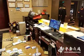 男子酒后宾馆闹事 铜陵民警警械制服图片