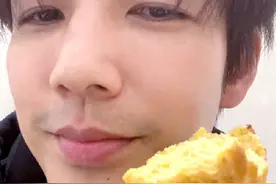 手艺还行！钟汉良晒与烘焙甜点自拍 吃相满足图片