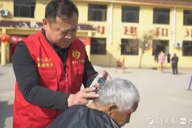 我奉献我快乐·活动丨志愿者关爱敬老院老人图片