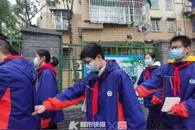 盲人不知道斑马线方位怎么办？行知中学初二学生体验走盲道后，做了个超赞的设计图片