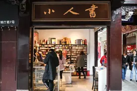 上海豫园开出“小人书”店：玻璃柜里珍藏二手书，最贵一套50本卖上万元图片