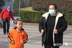 一圈接着一圈！7岁女孩每天跑步10公里，原因令人动容…图片