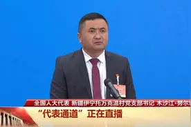 代表通道的深情一幕 代表回忆缺席的拉齐尼：好兄弟，我们想你了图片