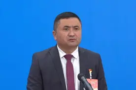 代表通道的深情一幕 代表回忆缺席的拉齐尼：好兄弟，我们想你了图片