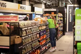 亚马逊在英国伦敦开设首家无现金商店图片