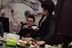 郑恺苗苗与家人聚餐 苗苗“望夫眼”尽显甜蜜图片