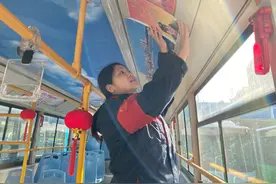“学雷锋·学党史”，106路公交开出特色文化主题车厢图片