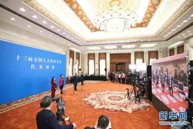 全国两会首场“代表通道”侧记：走过千山万水，不忘来时的路图片