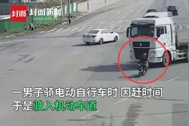 惊魂一幕！佛山一男子被大货车卷入车底 所幸佩戴头盔未受重创图片