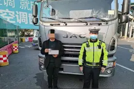 胆大！持C照驾驶重型半挂牵引车上路被查图片