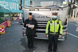 胆大！持C照驾驶重型半挂牵引车上路被查图片