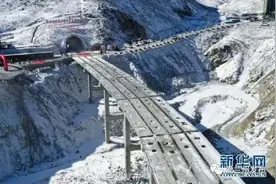国道213线高海拔隧道顺利贯通图片