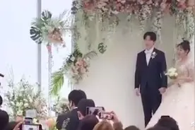 IU为经纪人婚礼唱祝歌 声线依旧甜美动人图片
