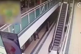 俄4岁男童扒着扶梯升上高空 突然猛砸地面母亲崩溃 监拍现场曝光图片